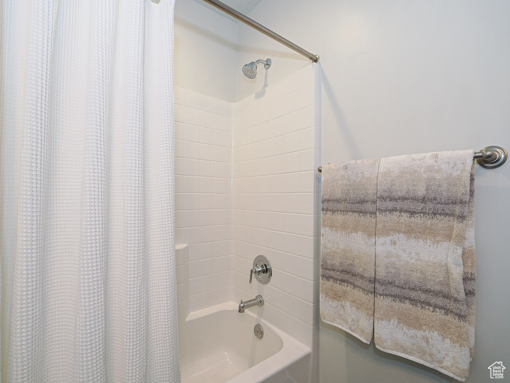 Bathroom with shower / bathtub combination with curtain