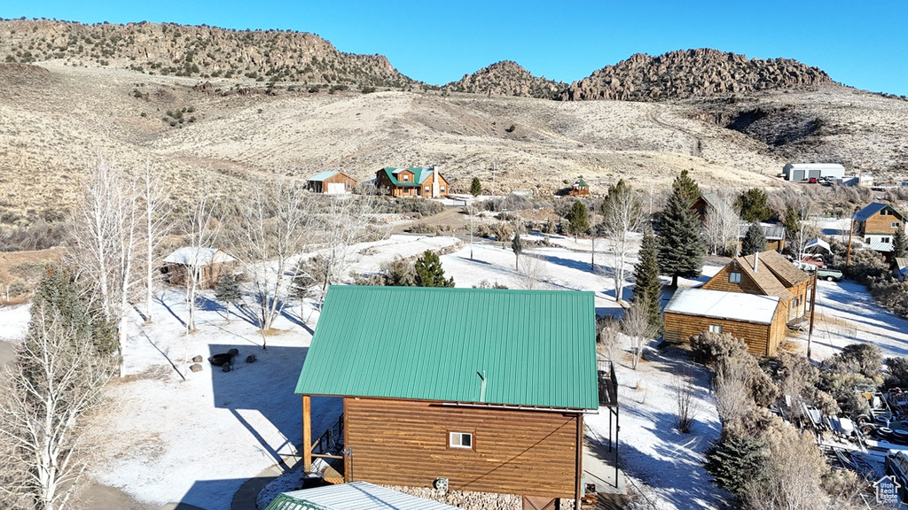 Snowy aerial view featuring a mountain view