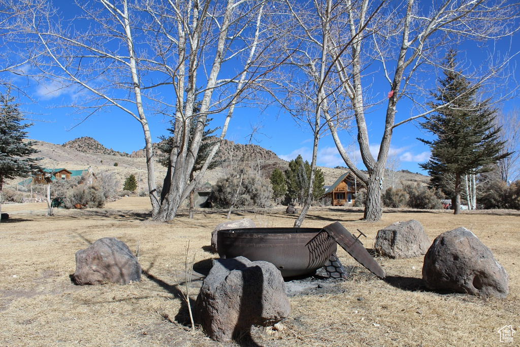 View of yard featuring a mountain view