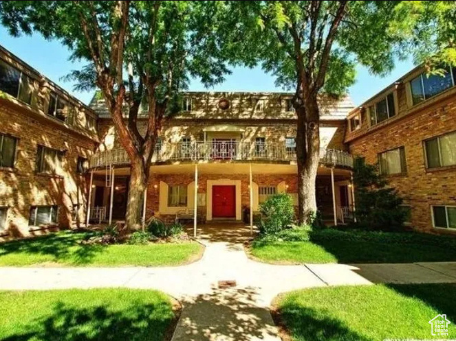 View of front facade with a front lawn