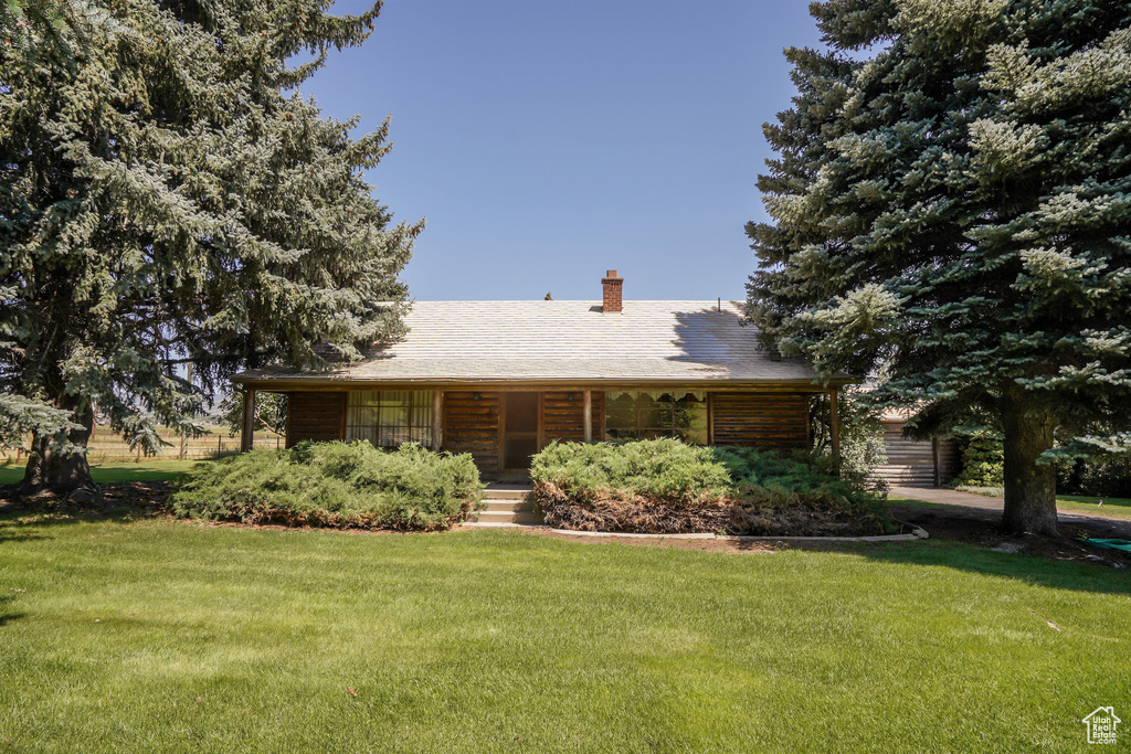 View of front of house featuring a front yard