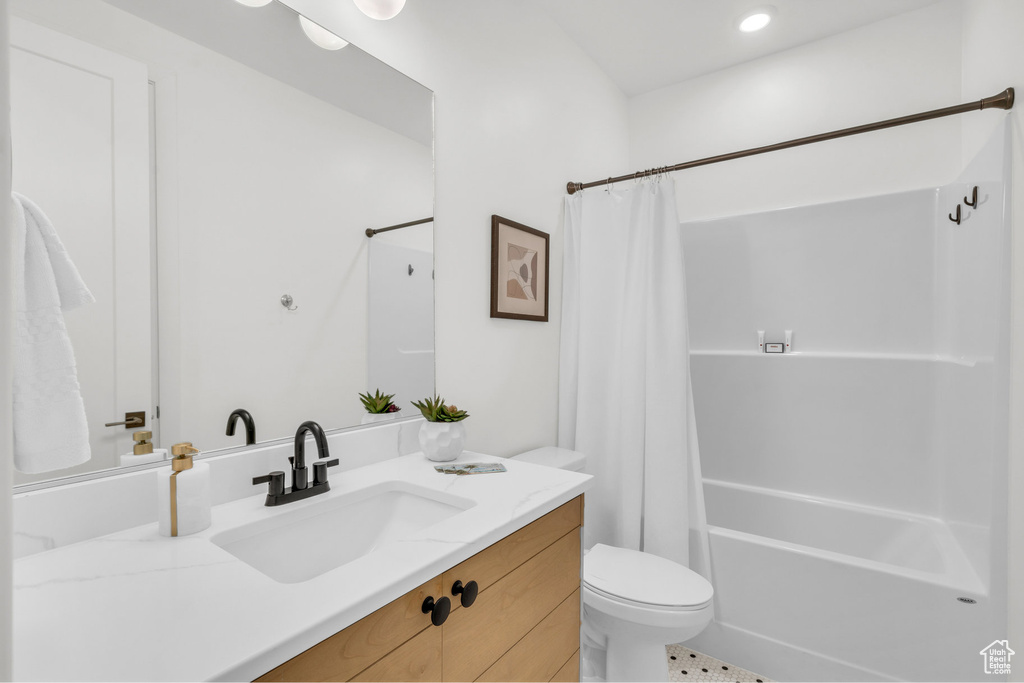 Bathroom with vanity and shower / tub combo