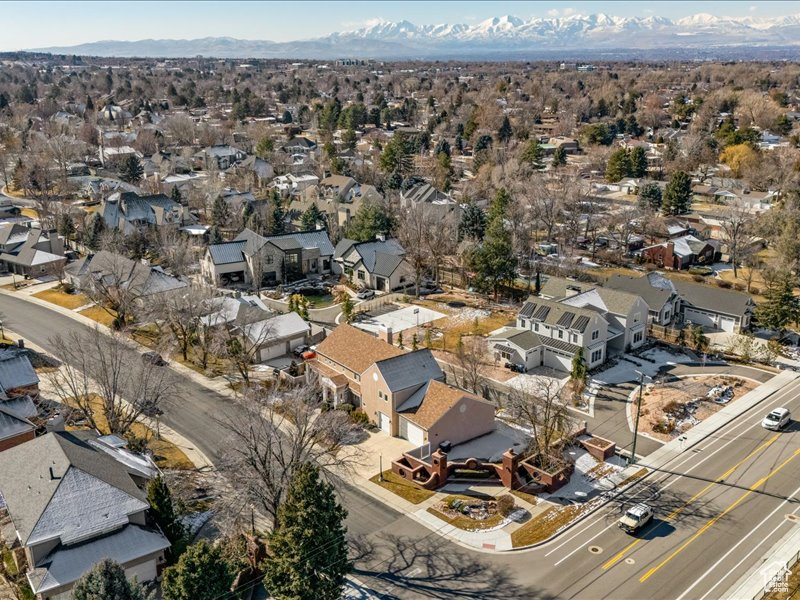 Bird\'s eye view with a mountain view
