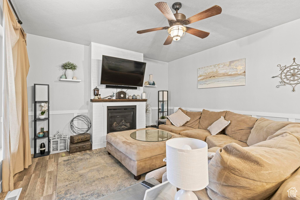 Living room with ceiling fan and light wood-type flooring