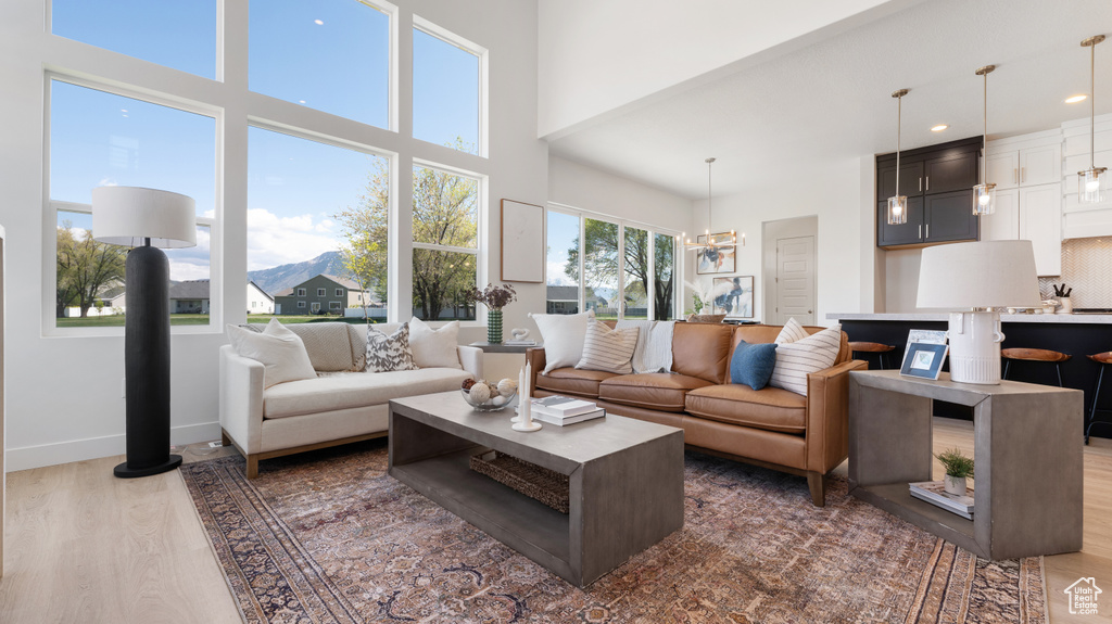 Living area featuring wood finished floors, a chandelier, recessed lighting, and baseboards