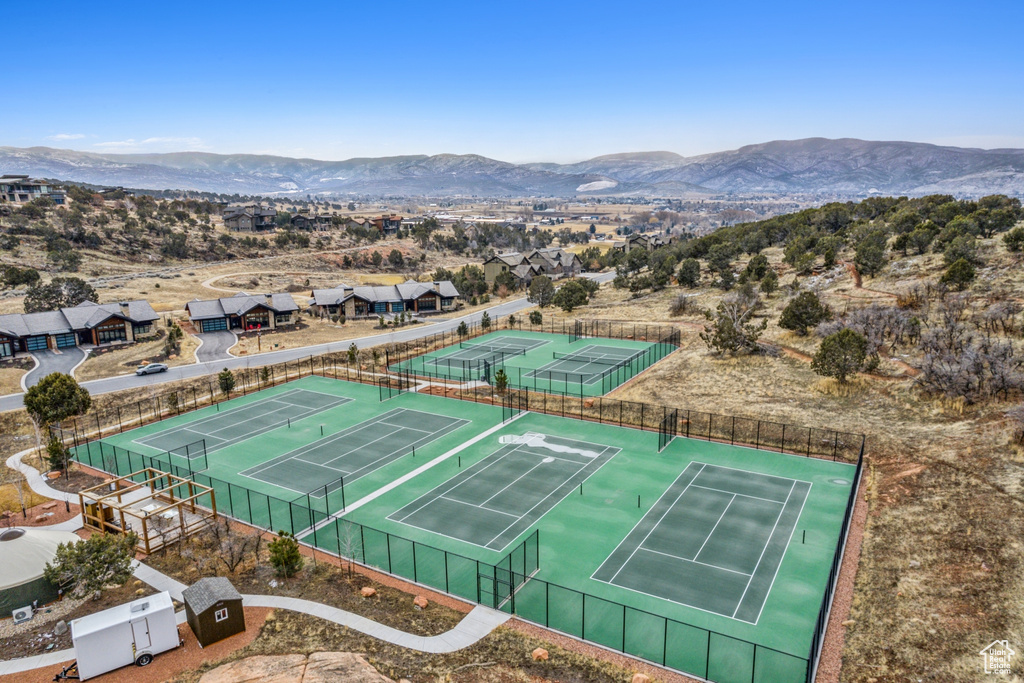 Bird\'s eye view with a mountain view