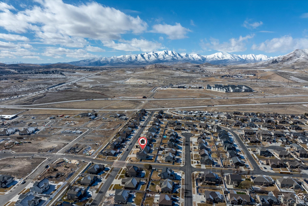 Aerial view with a mountain view