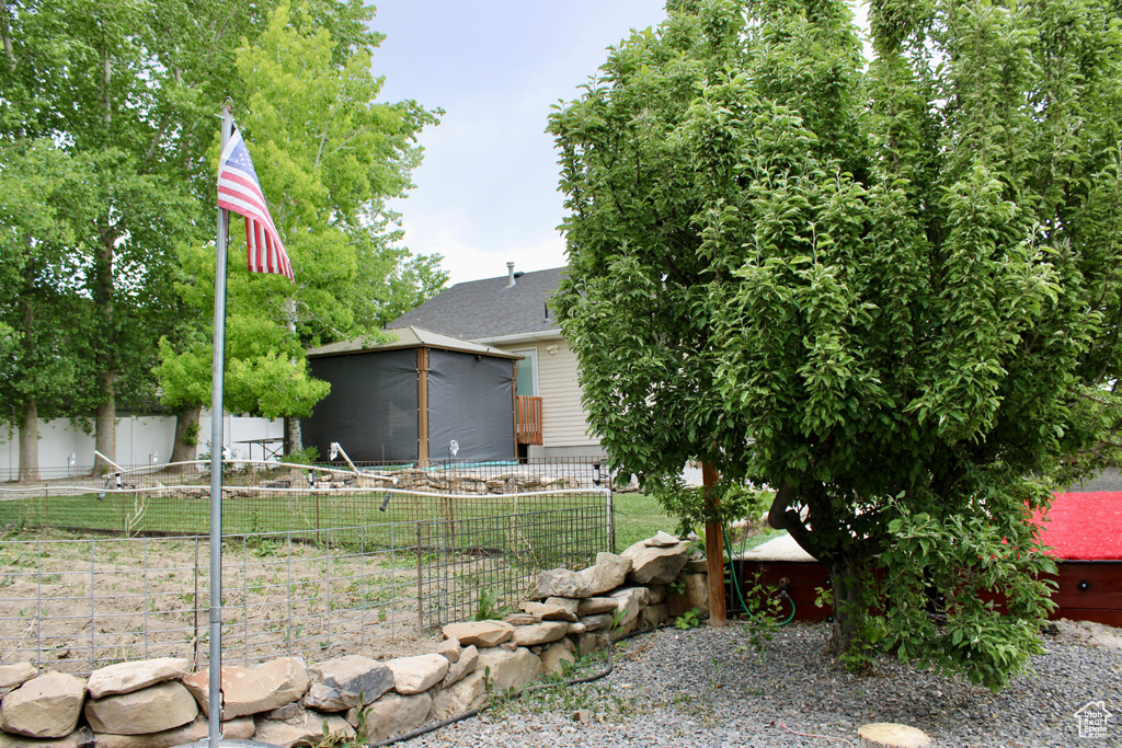 View of yard featuring an outbuilding