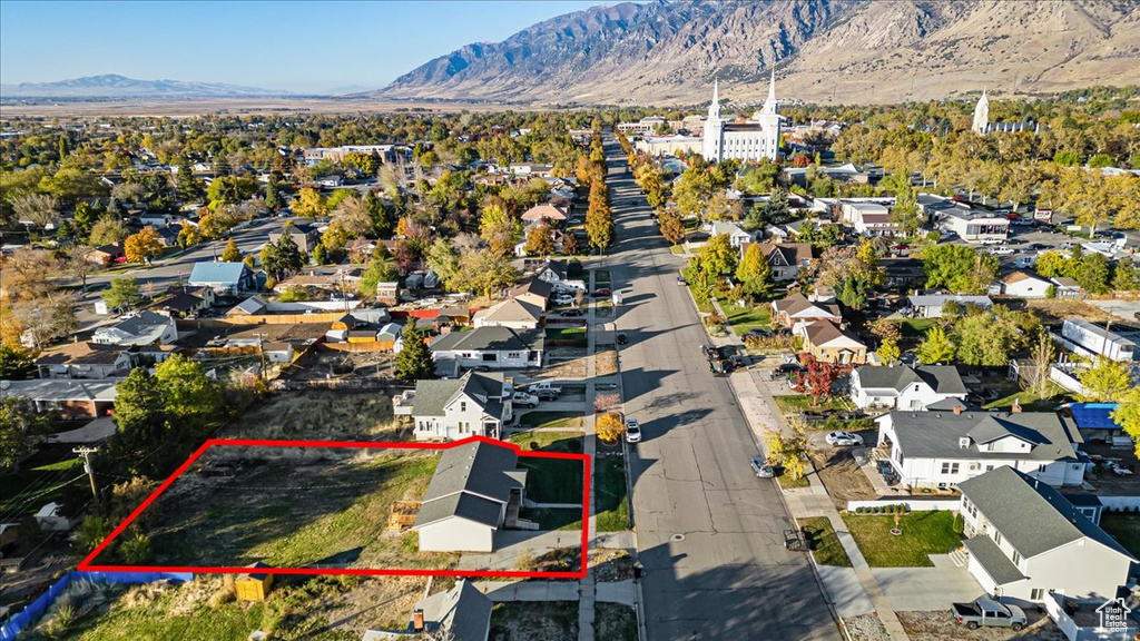 Aerial view with a mountain view