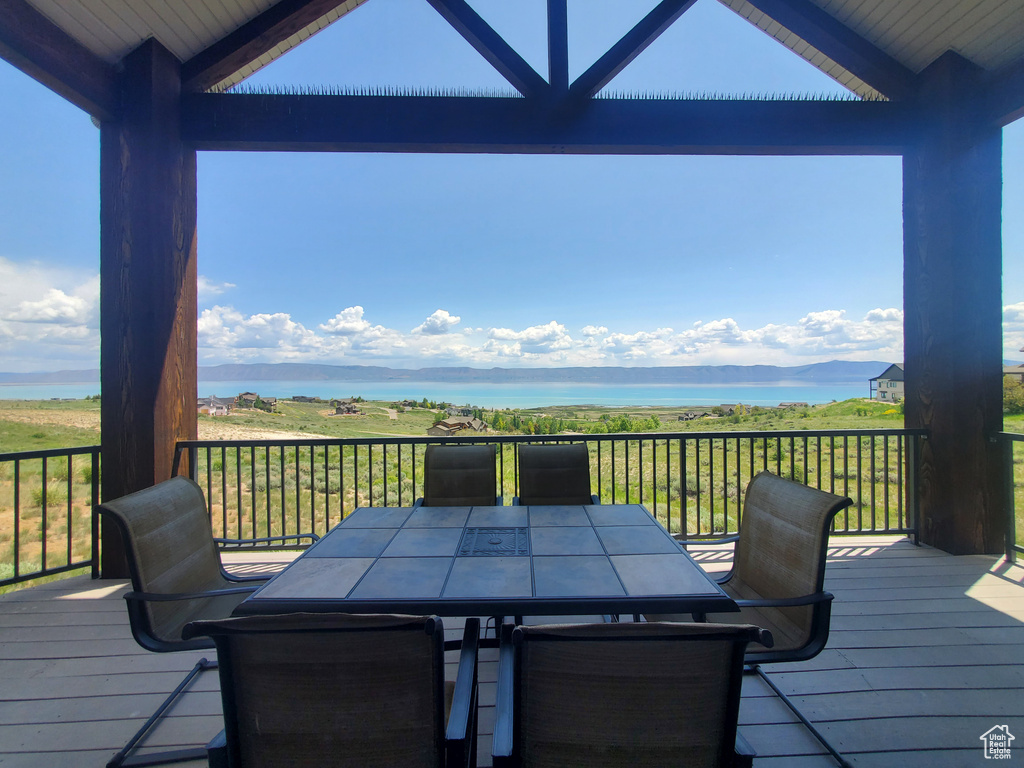 Deck with outdoor dining area