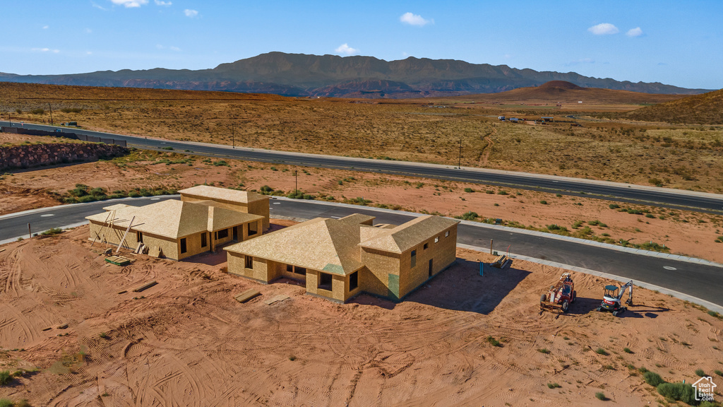 Birds eye view of property featuring a mountain view