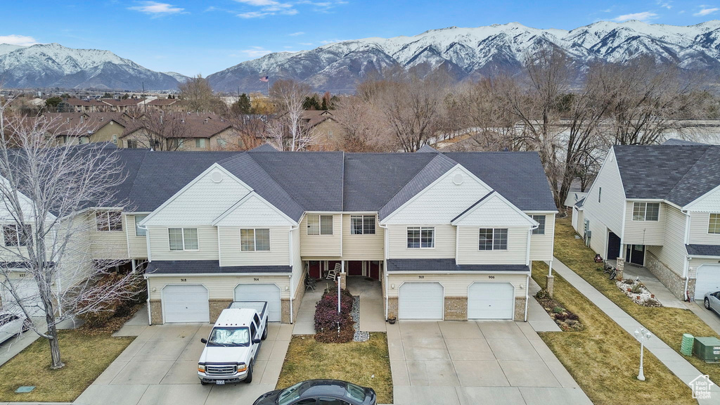 Birds eye view of property featuring a mountain view