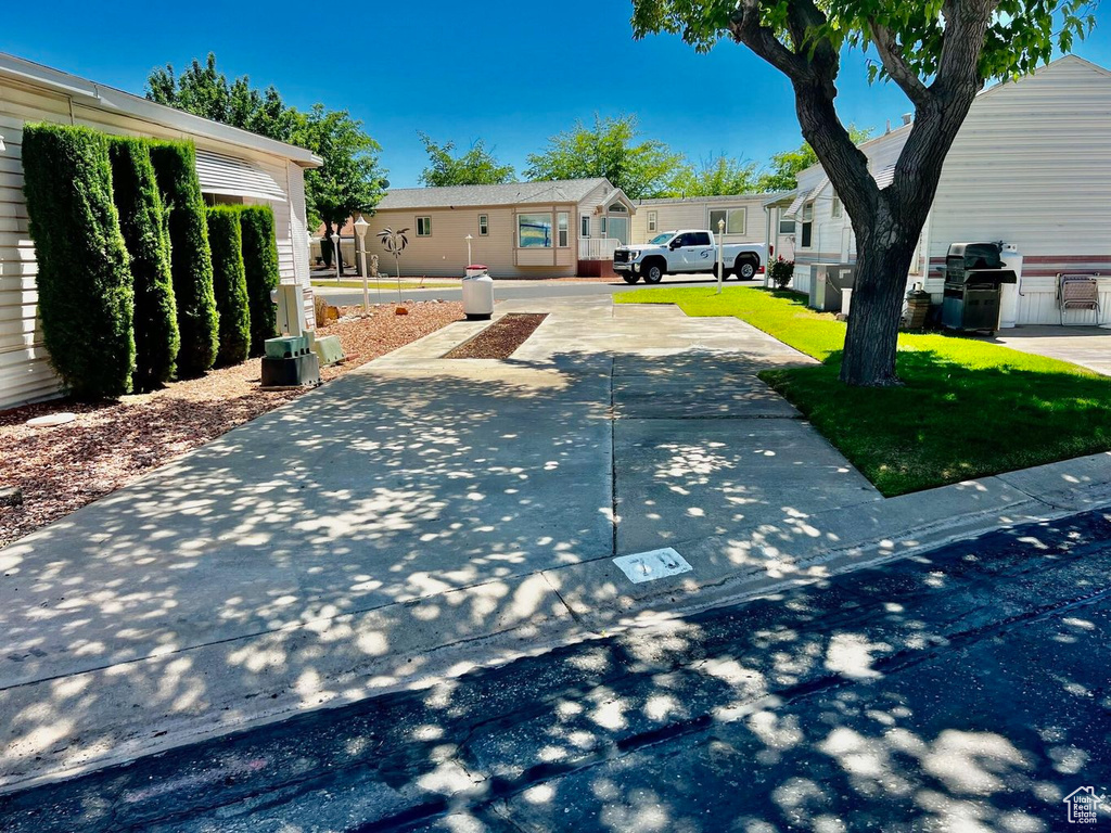 View of front of house featuring a front yard