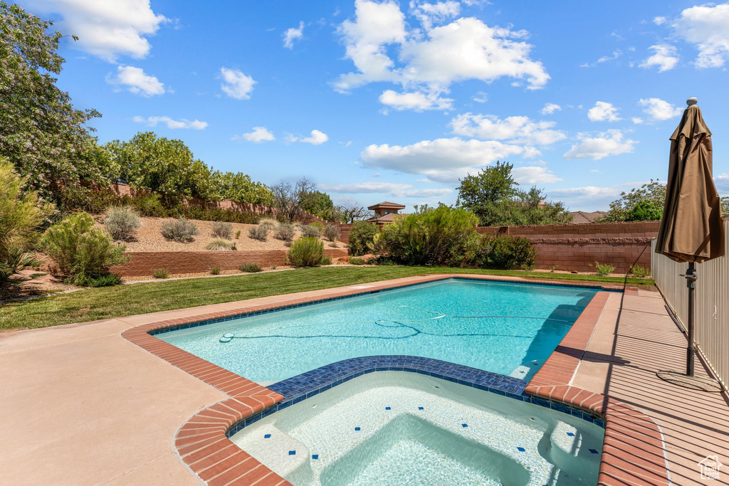 View of swimming pool featuring a pool with connected hot tub
