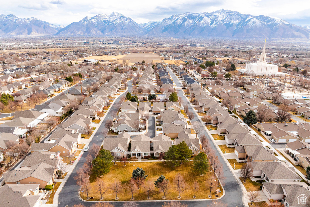 Bird\'s eye view with a mountain view