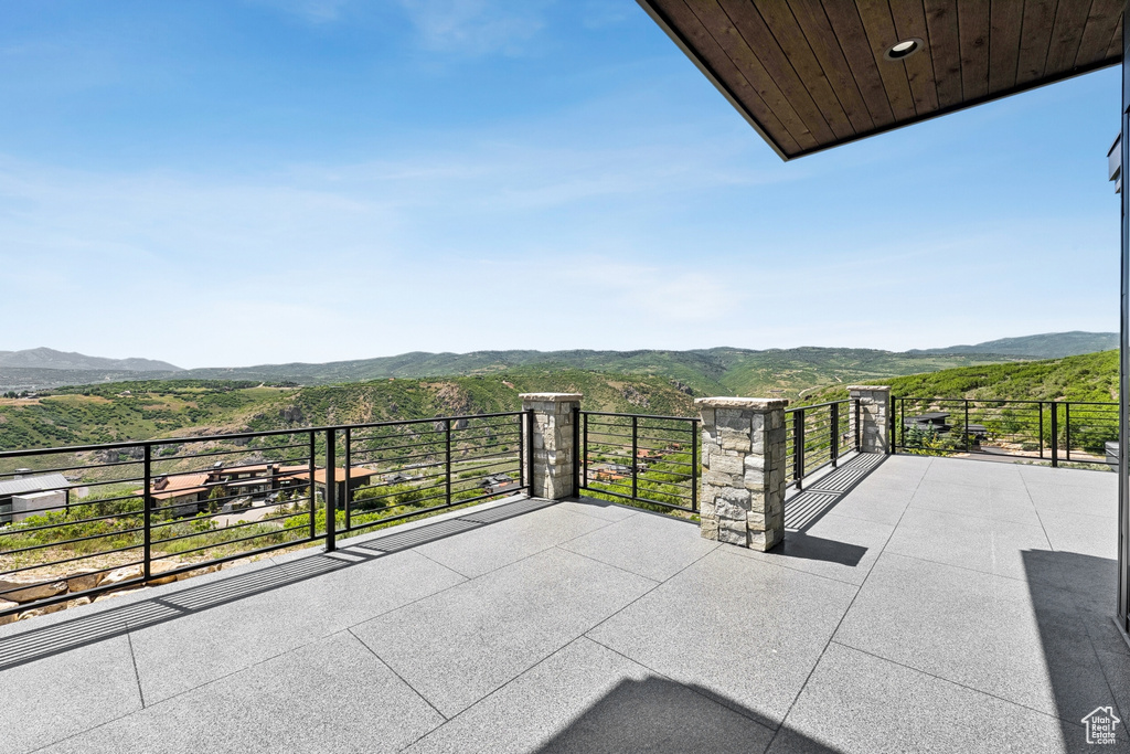 Balcony featuring a mountain view
