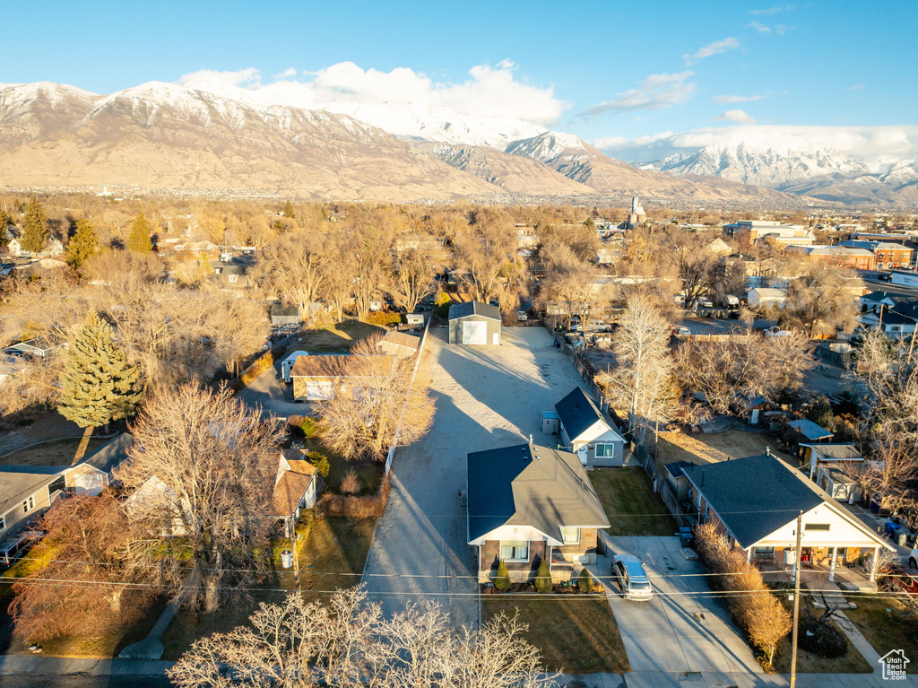 Aerial view with a mountain view