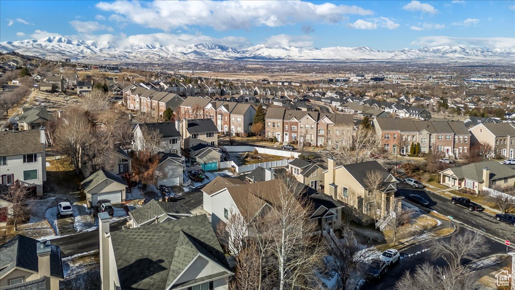 Aerial view with a mountain view