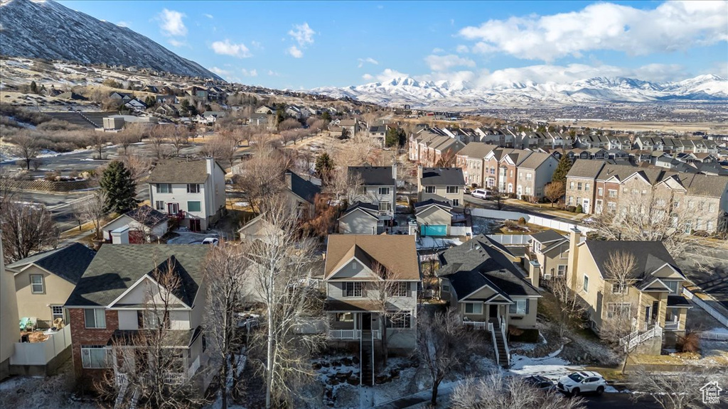 Aerial view with a mountain view