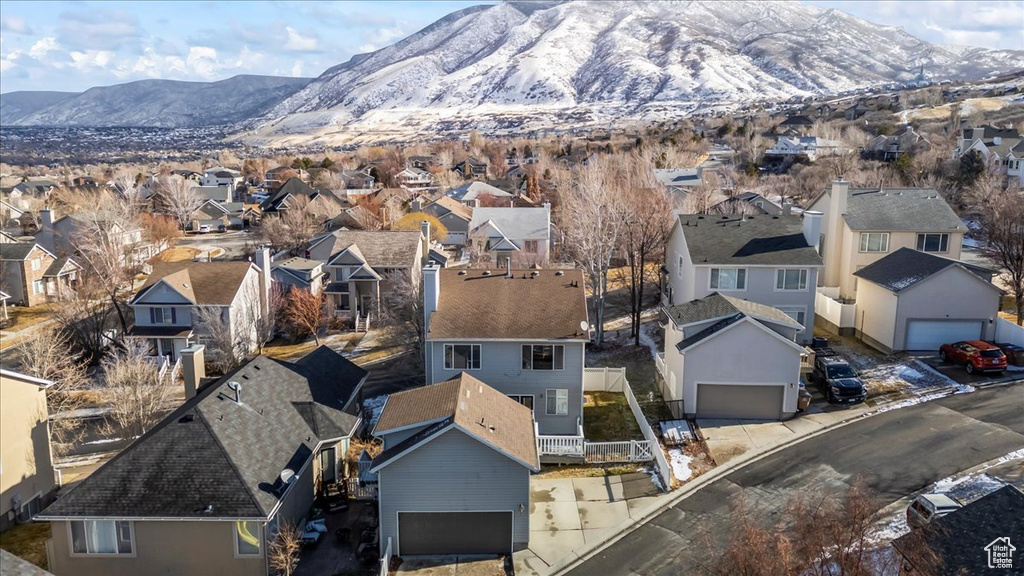 Birds eye view of property featuring a mountain view