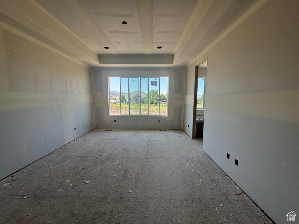 Empty room with a tray ceiling