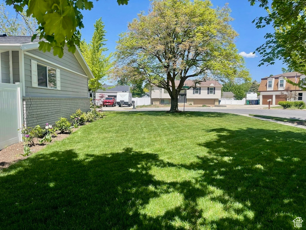 View of grassy yard featuring a residential view