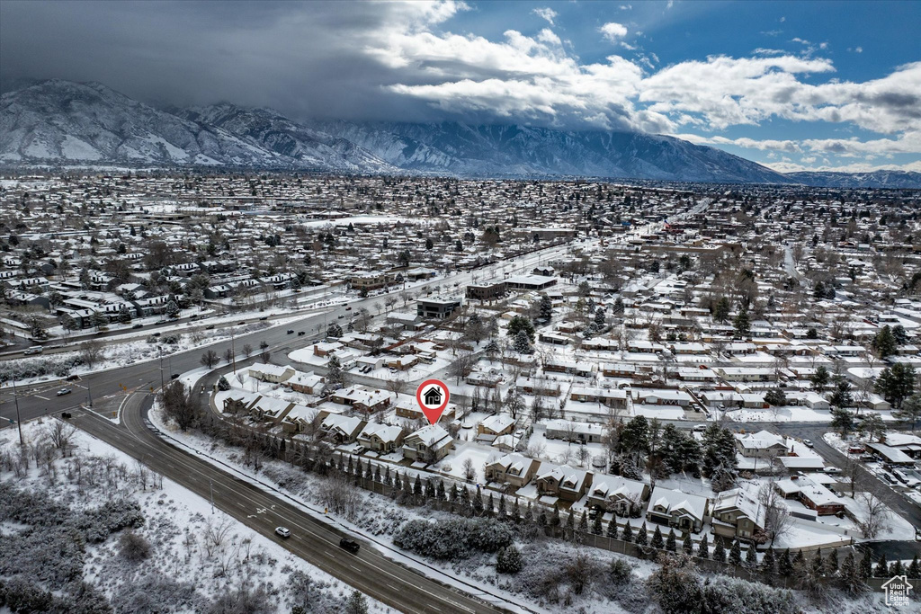 Snowy aerial view featuring a mountain view