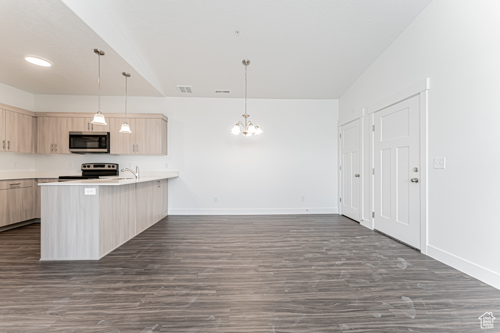 Photo 3 for MLS #2065108 at 912 N Hemsworth Way #P301