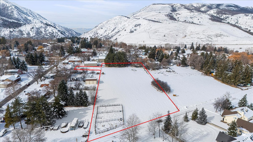 Snowy aerial view featuring a mountain view