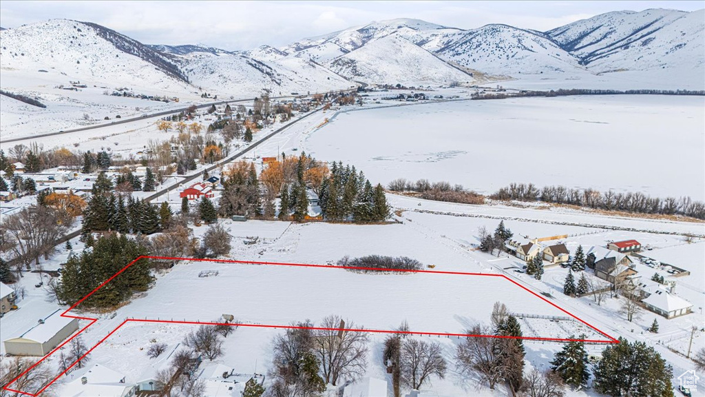 Snowy aerial view featuring a mountain view