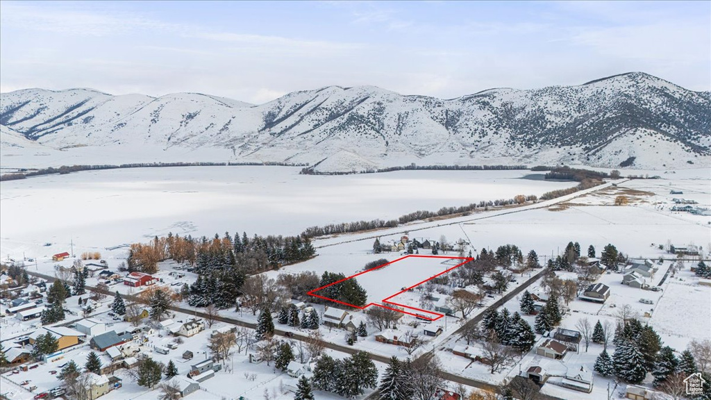 Snowy aerial view featuring a mountain view