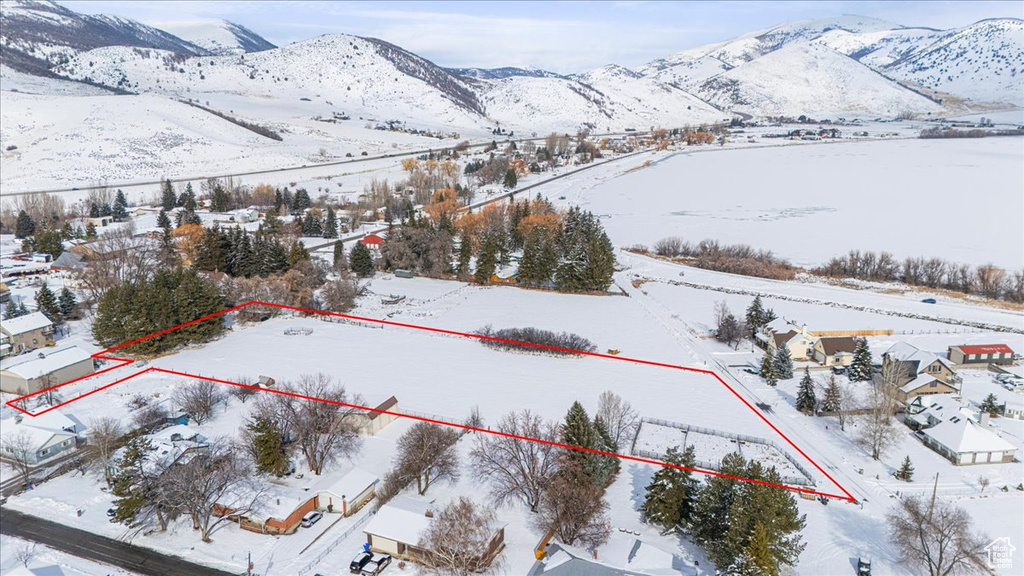 Snowy aerial view with a mountain view