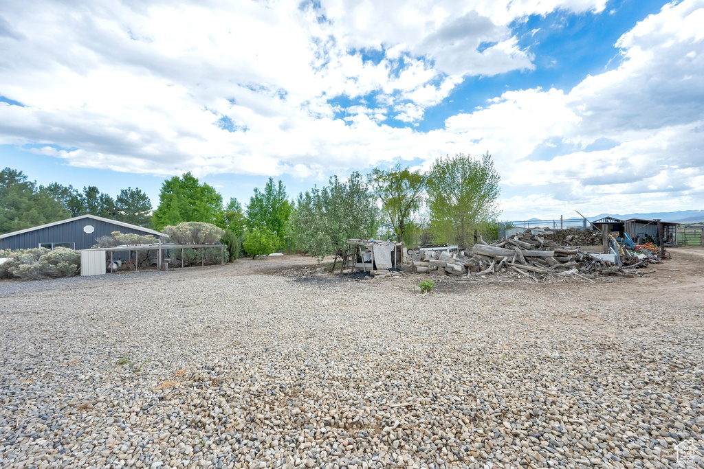 View of yard featuring an outbuilding