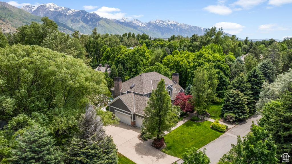 Birds eye view of property featuring a mountain view