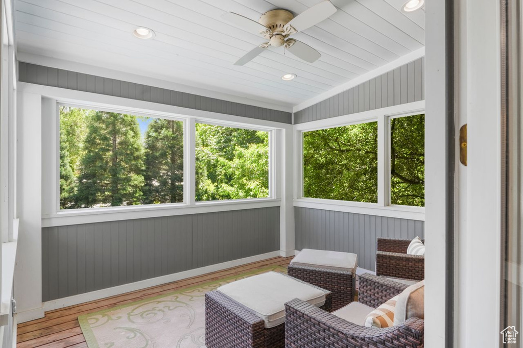 Sunroom with ceiling fan