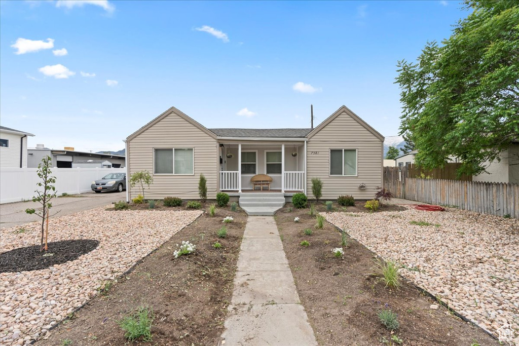 Single story home with a porch