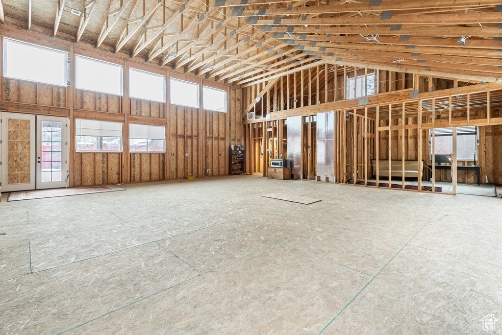 Miscellaneous room with high vaulted ceiling