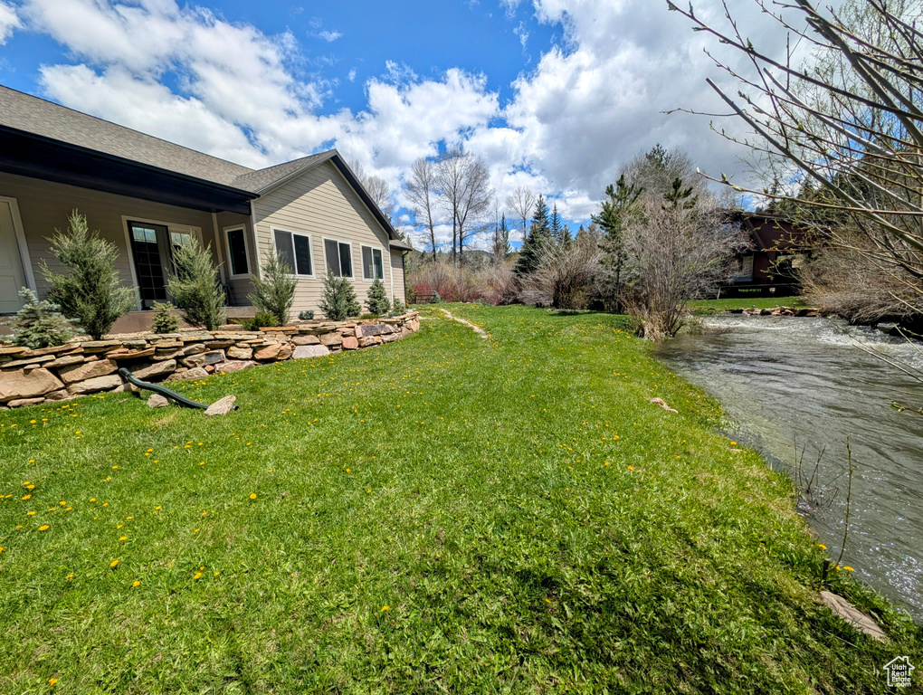 View of grassy yard