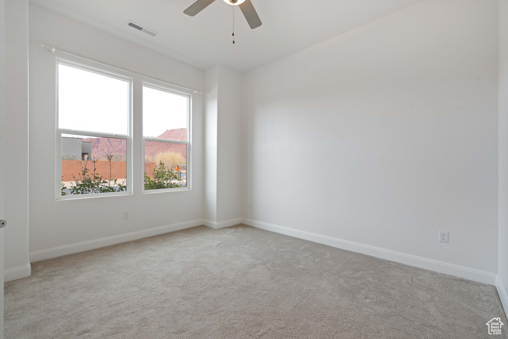 Unfurnished room with light carpet and ceiling fan