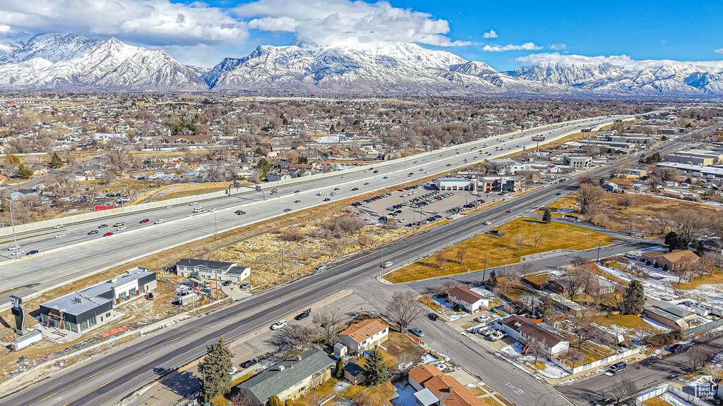 Aerial view with a mountain view