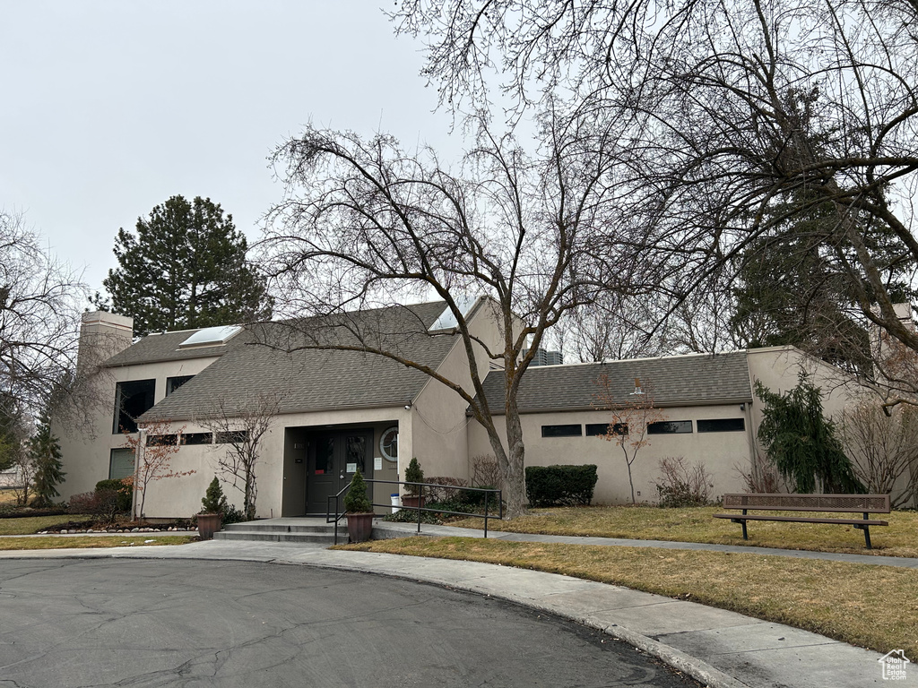 View of front of house featuring a front yard