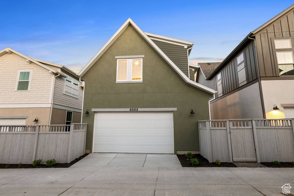 Townhome / multi-family property featuring stucco siding and fence