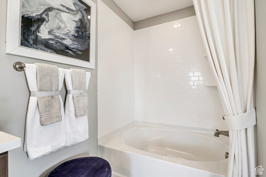 Bathroom with shower / bath combo