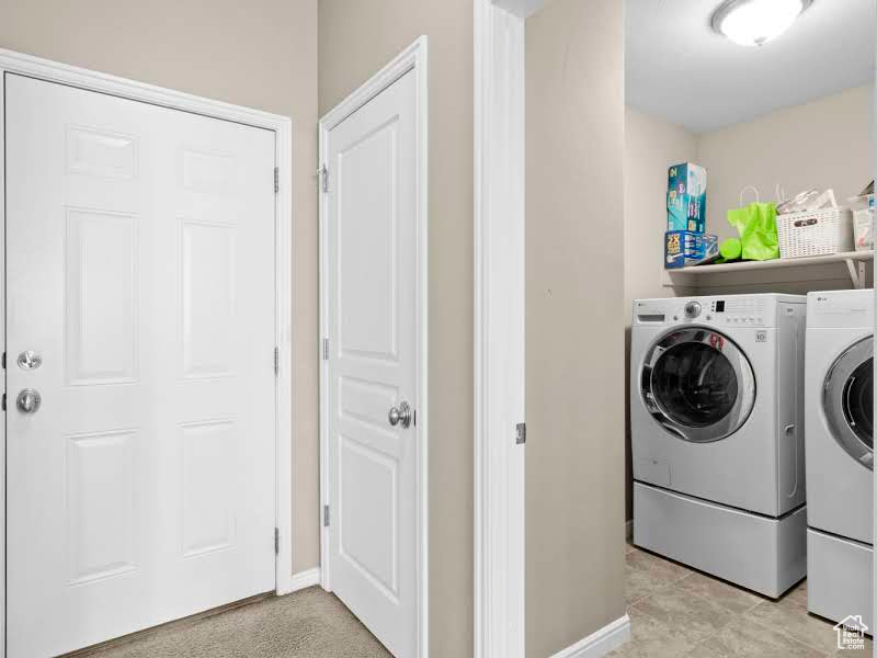 Clothes washing area with independent washer and dryer