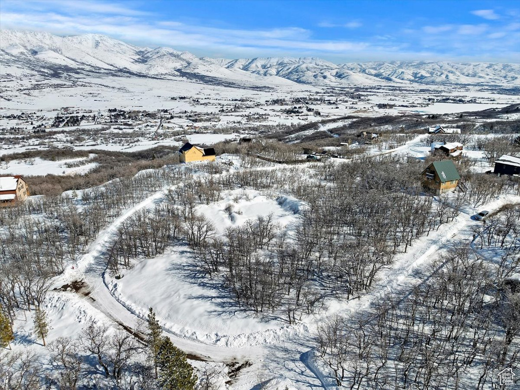 Snowy aerial view with a mountain view