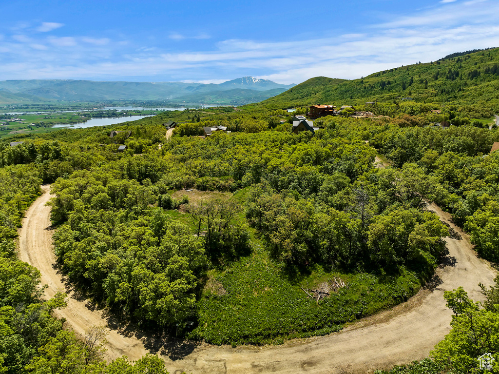 Bird\\\'s eye view with a water and mountain view