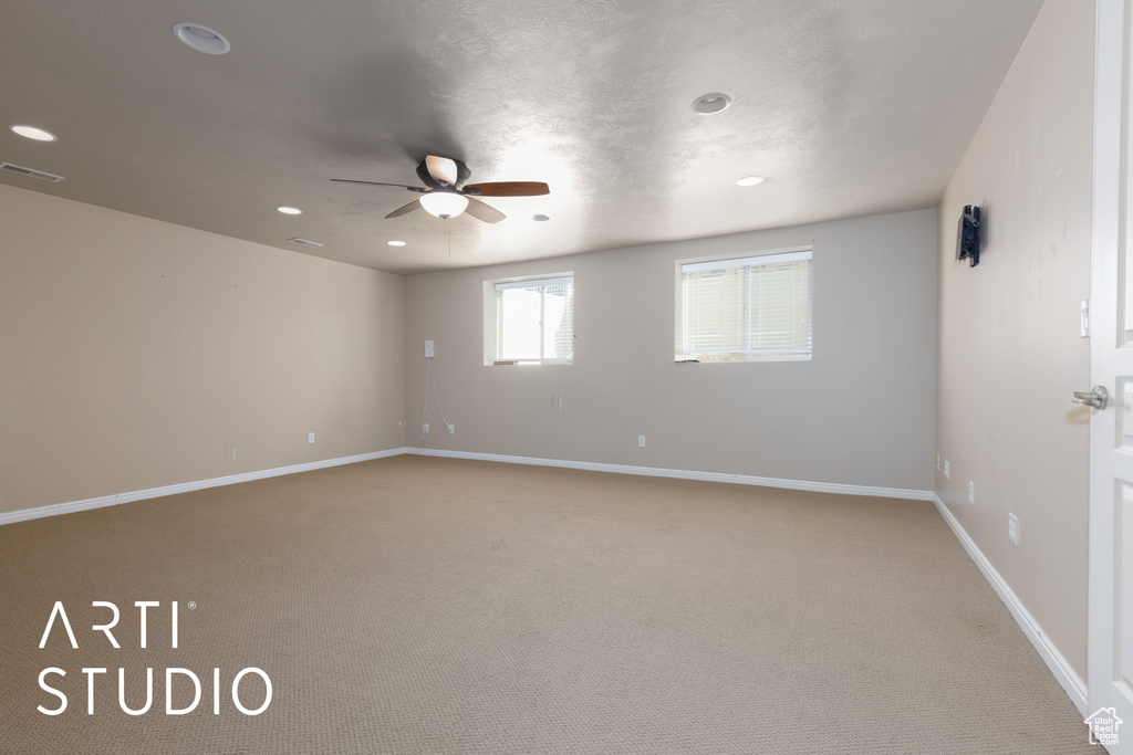 Unfurnished room featuring light carpet and ceiling fan