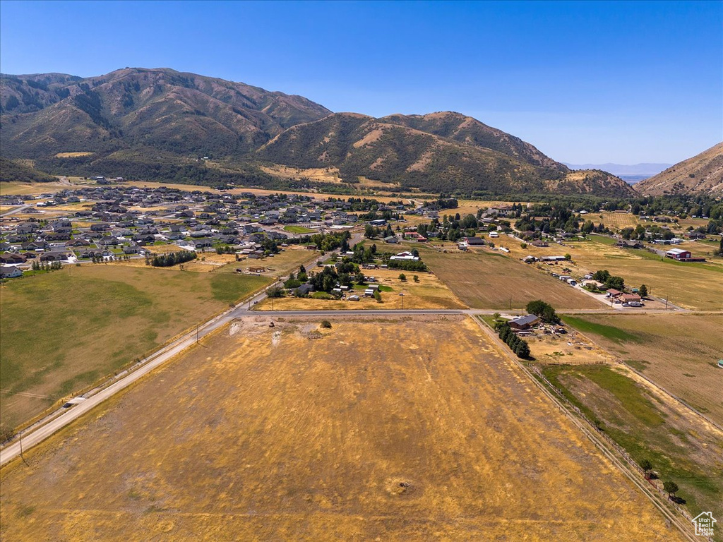 Aerial view with a mountain view