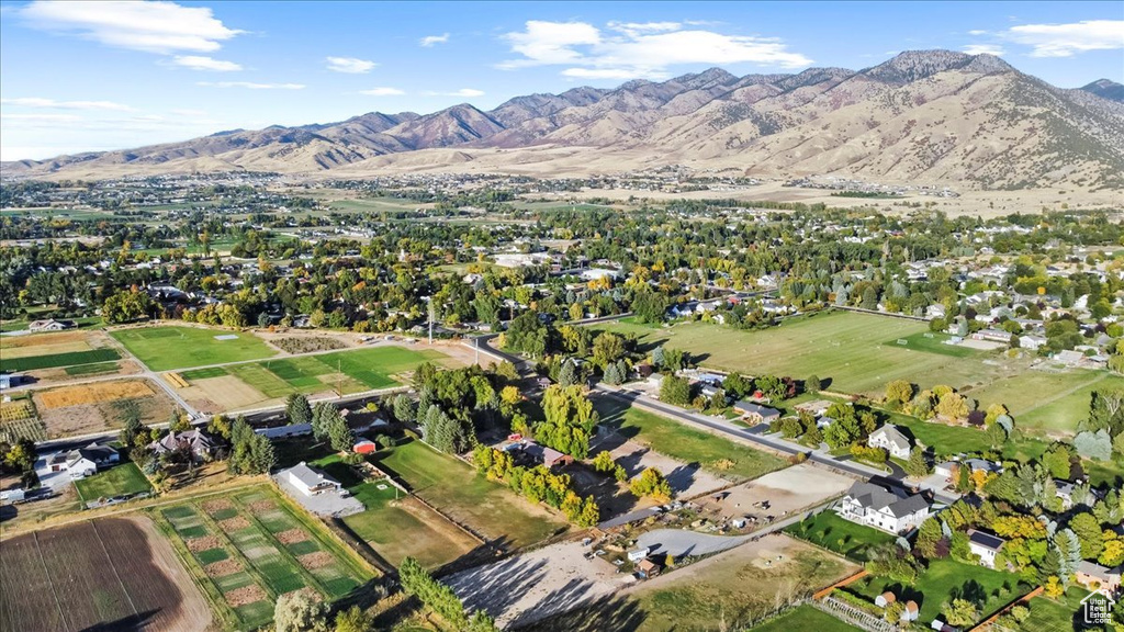 Bird\'s eye view with a mountain view