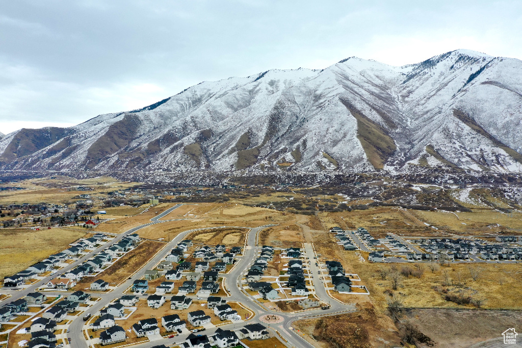 Snowy aerial view featuring a mountain view